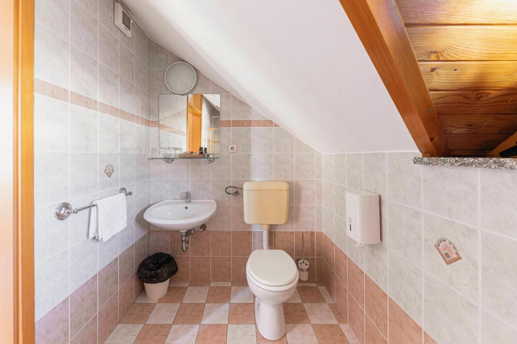 Gostilna Logar Hotel Hotemaze Buitenkant foto